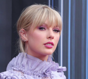 Why Taylor Swift Looks Stunning in Light Spring Pastels