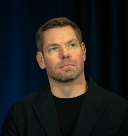 Eric Swalwell Surrounded By FBI Agents At Airport
