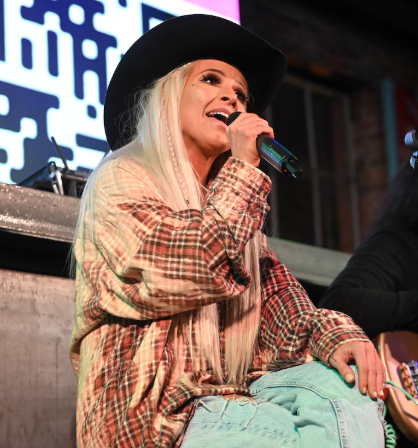 Country music singer died after being rushed to hospital
